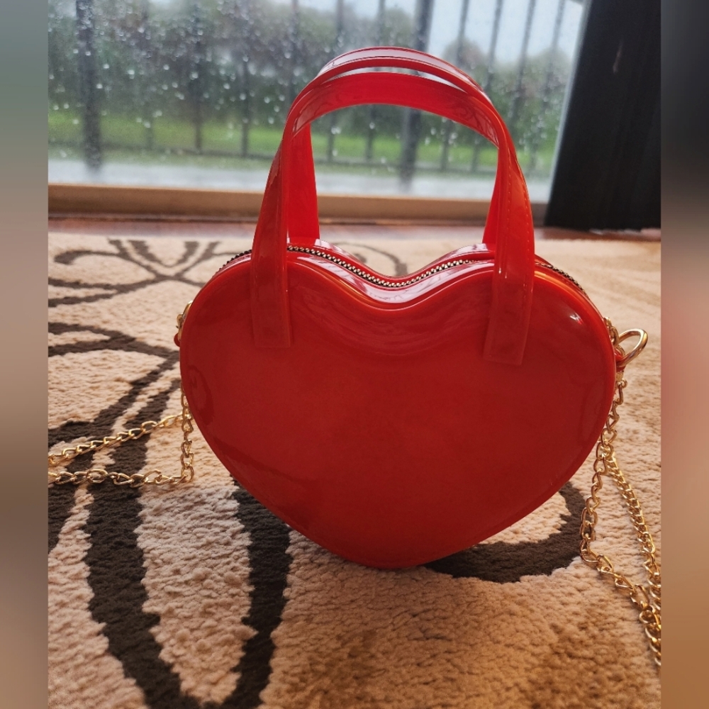 Heart-Shaped Red Bag With Gold Chain - Picture 7 of 9